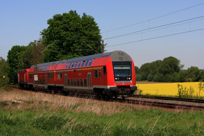 Nach dem Halt in Treben-Lehma passiert RB 26763, Leipzig-Zwickau, die Felder bei Gerstenberg, 02.05.09