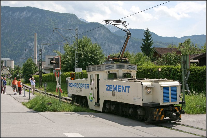 Nach dem die HZAG das Werk Kiefersfelden Ende 2002 stilllegte, ruhte auch seit dem 12.Mai 2003 auch der Betrieb auf der Wachtlbahn. Da die Strecke wie auch die Fahrzeuge im Besitz der HZAG war, konnte auch kein Museumsbetrieb mehr durchgef�hrt werden. Nachdem das Zementwerk Rohrdorf den Steinbruch bei Wachtl von der HZAG erwarb konnte der Museumsbetrieb weiter gef�hrt werden. Lok 4 f�hrt als Lz Richtung Wachtl (30.06.07)