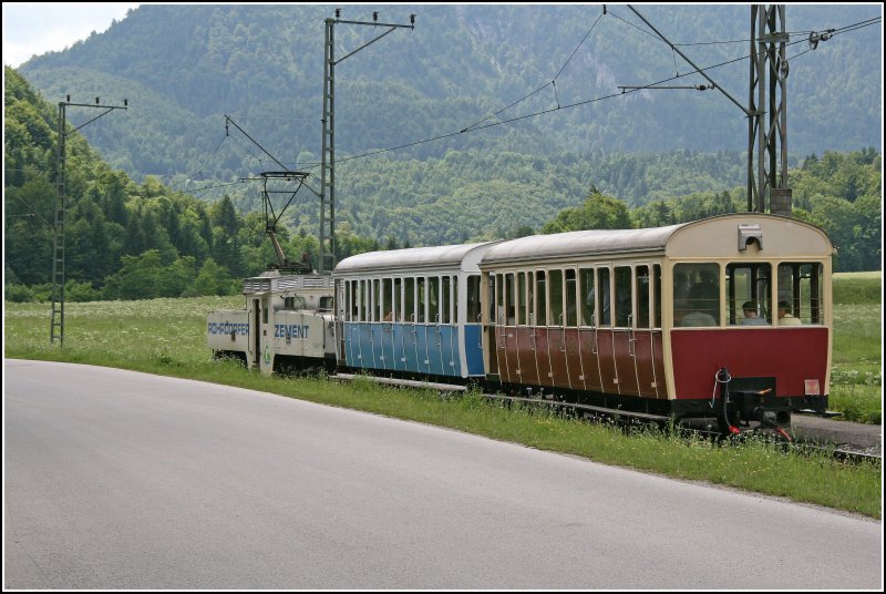Nach dem kurzen Aufenthalt in Hechtsee f�hrt Lok 5 weiter Richtung Wachtl i.Tirol. Am Haken hat die 1927/1928 gebaute EL4  Krokodil  Wendelstein-Vorstellwagen aus dem Jahre 1912!!! Der rote Waggon ist ein Barwagen. (30.06.07)