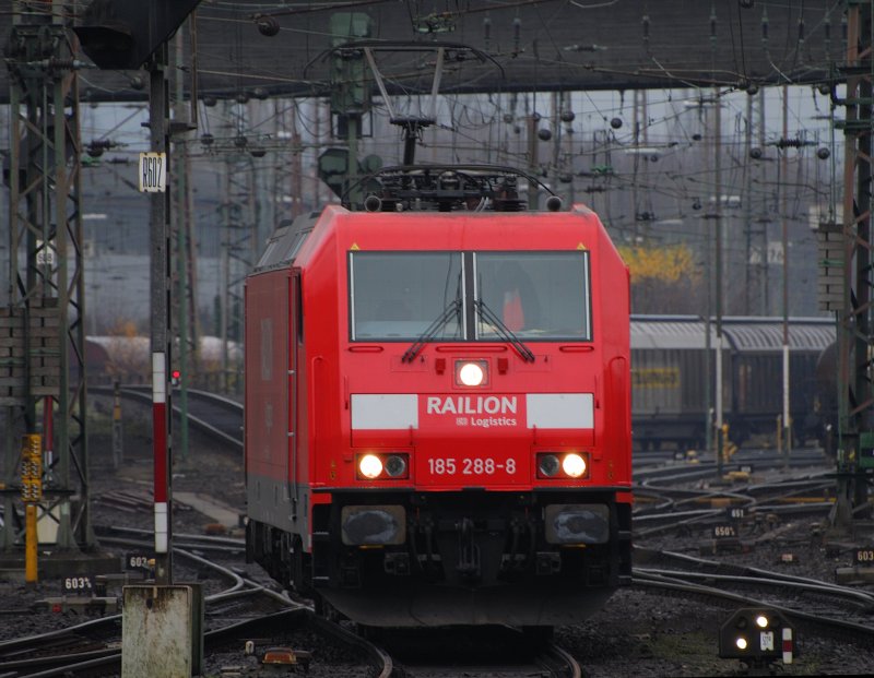 Nach dem Lokfhrerstreik gab es viel auf dem Rangierbahnhof Hagen-Vorhalle zu tun. Hier fhrt eine 185 288-8 in den Rangierbahnhof ein, um einen Zug aus Keselwagen abzuholen.