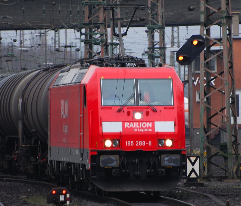 Nach dem Lokfhrerstreik gab es viel auf dem Rangierbahnhof Hagen-Vorhalle zu tun. Hier fhrt eine 185 288-8 mit Kesselwagen aus dem Rangierbahnhof.