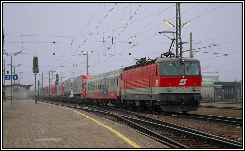 Nach dem Lokfhrerwechsel setzt 1044 037 am 25.2.2006 ihre Weiterfahrt in Wien-Htteldorf mit einer RoLa fort.