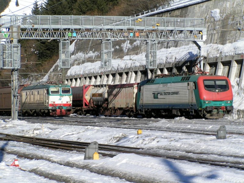 Nach dem Lokwechsel stehen 2 G�terz�ge bereit, um ihre Reise in Richtung Italien anzutreten. 04.02.06