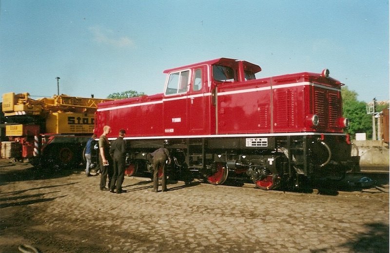 Nach dem Neuzugang der V51 901 im Juni 1999 wurde die neue Diesellok vom Lokpersonal der Einsatzstelle Putbus genauer begutachtet.