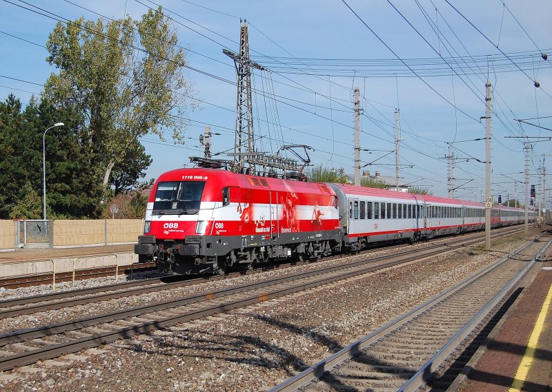 Nach dem peinlichen Remies vom fb-Team 
auf den Frrinseln traue ich es mir fast nicht
mehr ein Bild von der 1116 005 herzuzeigen.
Jedenfalls ist die  sterreichlok  am 13.10.2008
mit dem EC564  Kufstein-Die Perle Tirols  in
Marchtrenk durchgefahren. 