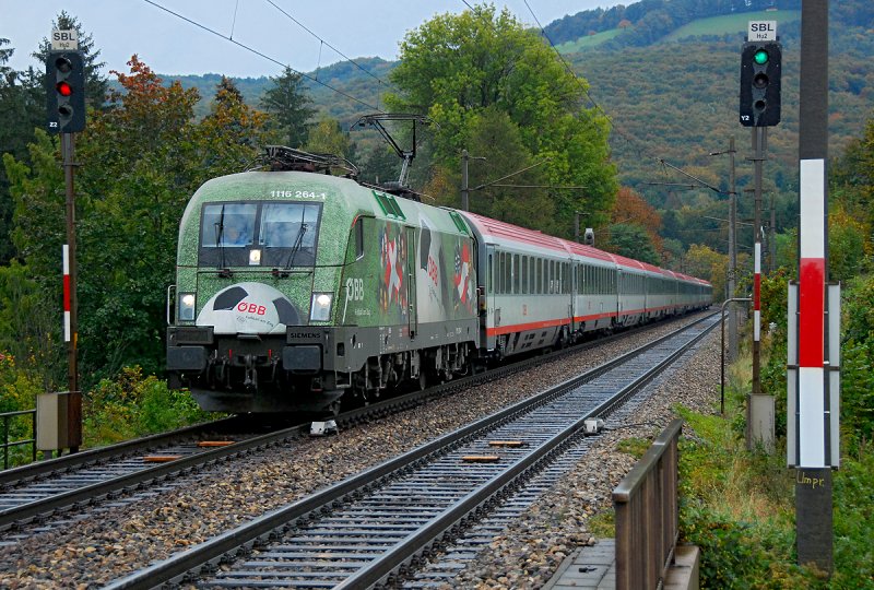 Nach dem Regenschauer: 1116 264  Euromotion  vor dem OEBB Eurocity 568  Zillertalexpress  von Wien Westbahnhof nach Bregenz. Abgelichtet am 04.10.2008 kurz vor Hofstatt im Wienerwald.