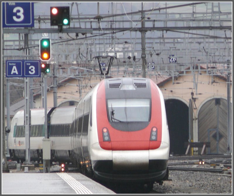 Nach dem Richtungswechsel in Delmont fhrt der ICN nach Basel SBB weiter. (23.11.2007)
