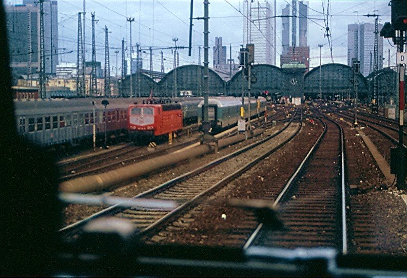 Nach dem Rundkurs ber Ff-West, Ff-Hchst weiter nach Ff-Niederrad und einigen Nebenstrecken gings zurck zum Hbf. Der Hauptbahnhof in voller Breite.
ALLE AUFNAHMEN AUS DEM VT 798 WURDEN VOM FAHRGASTRAUM AUS GESCHOSSEN.