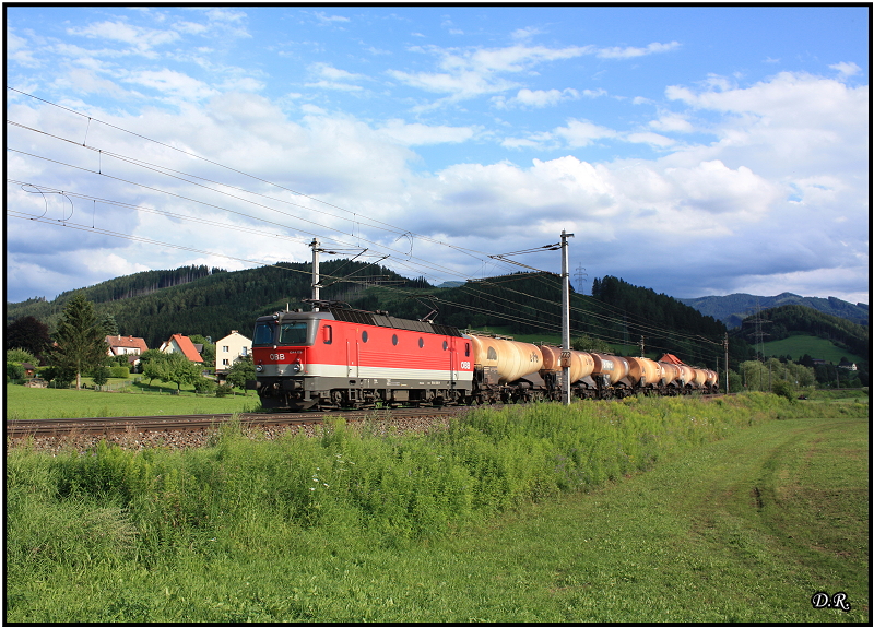 Nach dem Triebfahrzeugfhrerwechsel in Knittelfeld geht es fr die 1044 125 weiter in Richtung Bruck an der Mur. Knittelfeld 20.07.2009