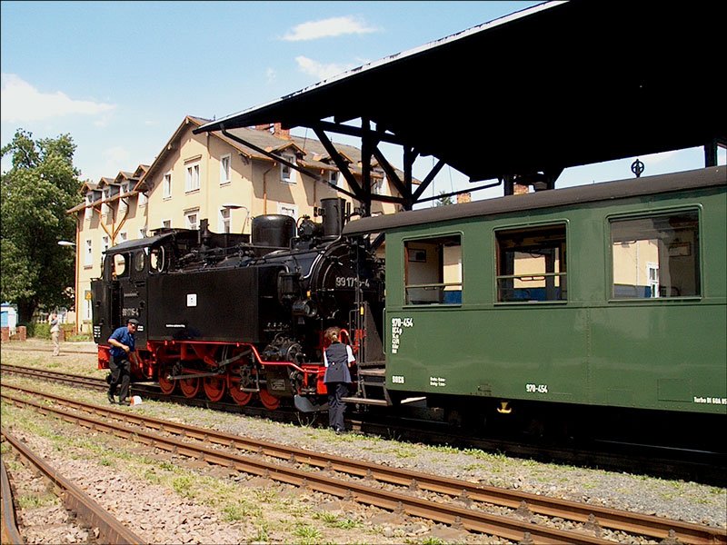 Nach dem Umsetzen von 99 1715 wird der Zug vom Personal fr die Rckfahrt bereitgemacht. - Inselbetrieb der Weieritztalbahn zwischen Dippoldiswalde und Seifersdorf, 27.07.2003
