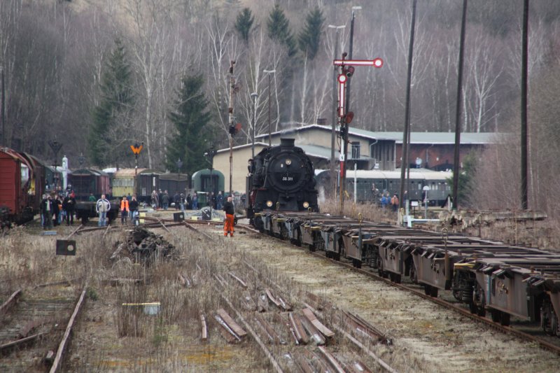 Nach dem Wasser fassen beim VSE im BW Schwarzenberg setzt sich 58 311 an einer Gruppe abestellter Containerwagen, um sie ca. 5 Meter wegzuziehen. (14.03.09)