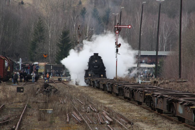 Nach dem Wasser fassen beim VSE im BW Schwarzenberg setzt sich 58 311 an einer Gruppe abestellter Containerwagen, um sie ca. 5 Meter wegzuziehen. Dannach fur sie wieder an ihren Sonderzug nach Schlettau. (14.03.09)