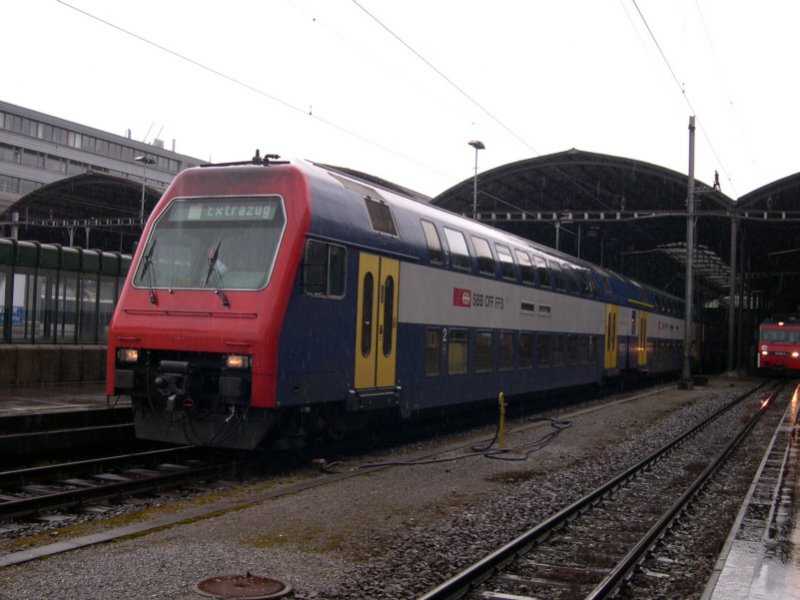 Nach dem wir ja nun einen Zug der S-Bahn Zug in Zrich fotografieren konnten, was so normalerweise nicht vorkommt, haben wir uns gedacht, fotografieren wir doch mal eine Zricher S-Bahn in Luzern! Verkehrte Welt? Nein, nein. Es begab sich am 28.07.07 als der Ortsansssige Fussballverein zu einem Auswrtsspiel nach Zrich musste und so setzte die SBB diesen Zug als Extrazug ein. Das Spiel drfte ne ziemliche Schlammschlacht geworden sein, denn es regnete den ganzen Tag.