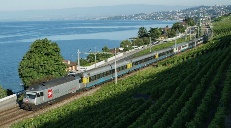 Nach dem Zugspaar CIS 35/40 soll auf absehbare Zeit auch der CIS EC 37/42 Genve - Venzia - Genve mit ETR 610 gefhrt werden. 
Grund genug, den mit einem FS Speisewagen verkehrenden CIS EC noch zu fotografieren, solange er noch als Komposition verkehrt.
Hier mit Re 460 107-4 kurz vor Cully am 29. Juli 2009