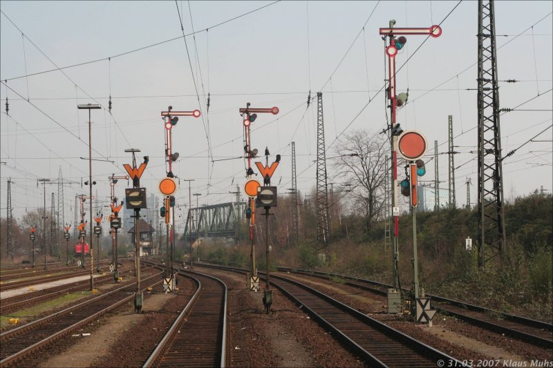 Nach Durchfahrt des Revier-Sprinters bietet sich dieses Bild auf die Form-Signale in Oberhausen-West w�hrend der Revier-Rundfahrt der Historischen Eisenbahn Gelsenkirchen am 31.03.2007