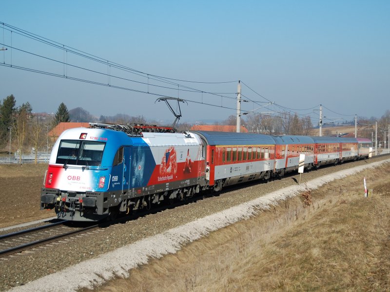 Nach ein paar erfolglosen Versuchen
hab ich sie dann am 12.02.2008 erwischt.
Die 1216 226 im Tschechiendesign mit dem EC101.
Das Bild entstand bei Wartberg/Kr.
