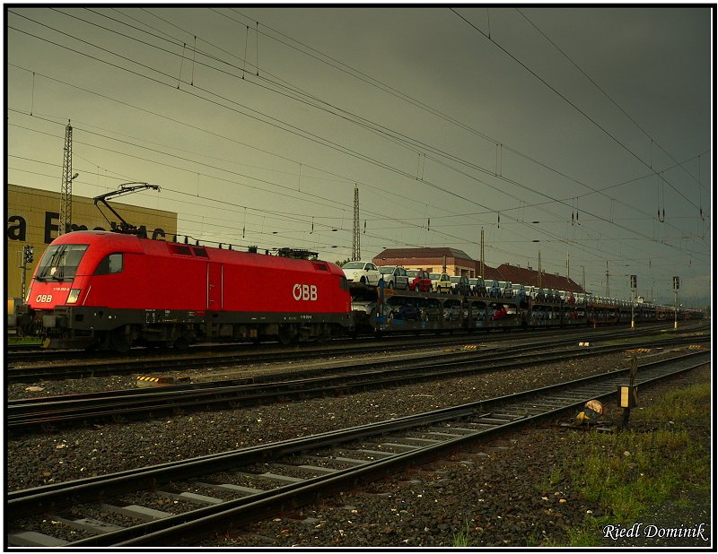 Nach einem etwas heftigeren Gewitter fhrt die 1116 252 mit dem Autoganzzug 46765 in den Bahnhof Knittelfeld ein. 02.08.2008
