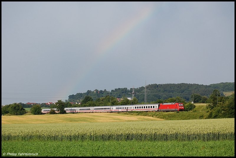 Nach einem heftigen Regenguss wird der von 101 077 geschobene IC 2163 an der vergnglichen Gewitterfront von einem Regenbogen umgeben. Die Aufnahme entstand am 23.06.08 bei Aalen-Hofen (Remsbahn, KBS 786).