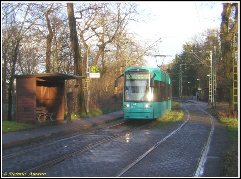Nach einem kr�ftigen Regenschauer schien am 01.03.2007 wieder die Sonne, als der 5. Zug der Linie 12 nach Schwanheim an der Haltestelle Waldfriedhof Goldstein anhielt.
