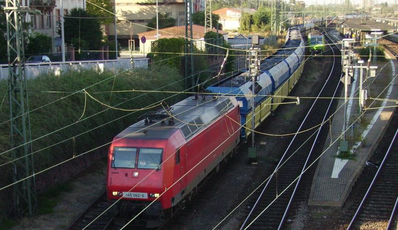 Nach einem kurzen Halt macht sich 145 062 mit ihrem Kokszug bestehend aus PKP Wagen auf in Richtung Ludwigshafen .