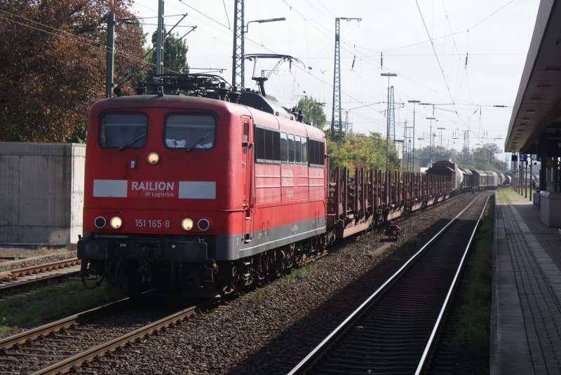 Nach einem kurzen Sprint,grade noch so ein Foto von der 151 165-8 mit ihrem gemischten Gterzug bekommen,als sie am 12.09.2009 durch den Wunstorfer Bahnhof in Richtung Bremen fuhr.
