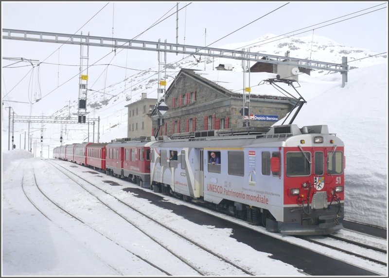 Nach einem kurzen Stop in Bernina Ospizio gehts jetzt nur noch runter bis Poschiavo, wo zur Zeit, wegen eines Felssturzes bei Brusio, Endstation ist. (02.03.2009)