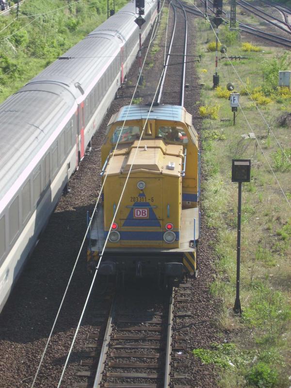 Nach einem kurzen Stopp macht sich 203 311 wieder auf den Weg.