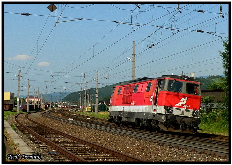 Nach einem langen Arbeitstag als Verschubreserve in Zeltweg kehrt die 2143 067 zum auftanken in ihre Dienststelle Knittelfeld zurck. 25.06.2008