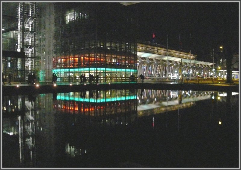 Nach einem Musikkonzert strmen sptabends Besucher des Kultur- und Kongresszentrums Luzern (KKL) zum nahegelegenen Bahnhof. Whrend das KKL (links) vom franzsischen Stararchitekten Jean Nouvel erbaut wurde, hatte beim Bahnhof (rechts) ein anderer Bekannter, nmlich Santiago Calatrava seine Hnde im Spiel. (25.03.2008)