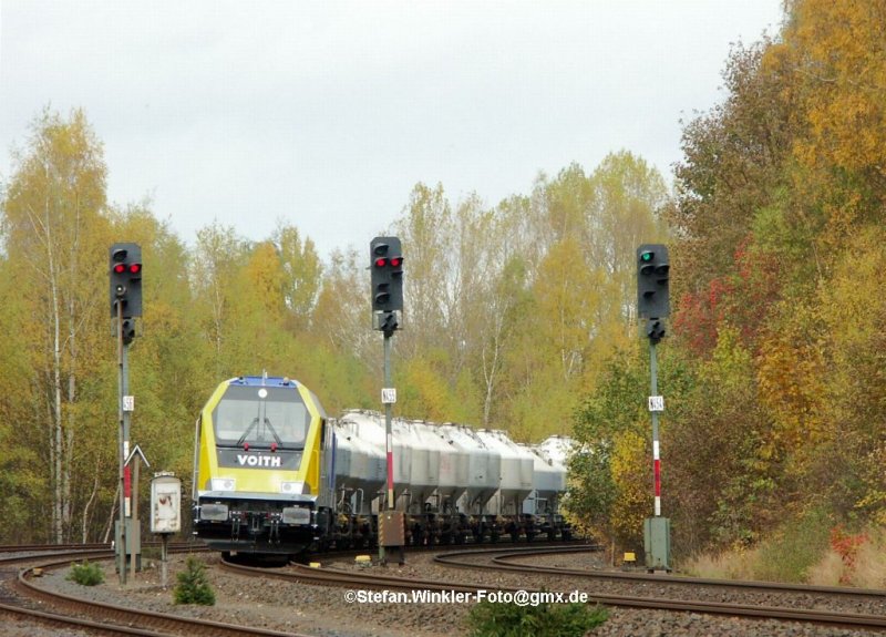 Nach einem Probeeinsatz im Sp�tsommer gibt es aktuell einen neuen Zug durch Vogtland und Fichtelgebirge - der MEG Zementzug. Er wird wie erprobt von einer neuen Maxima 40CC bef�rdert. Hier biegt er am 26.10.2009 in Oberkotzau um die Ecke.
