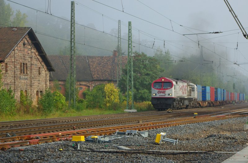 Nach einem Signalhalt, im ersten herbstlichen Frhnebel, in Eschwege West, hat der Red Tiger der OHE (330092) sichtlich Mhe, seinen Containerzug wieder zum rollen zu bringen. Seit zwei Wochen war diese Leistung immer mit der G2000 der OHE besbannt, auf welche ich eigentlich auch gewartet hatte, aber so ist auch nicht schlecht ;) Aufgenommen am 18.09.2009.