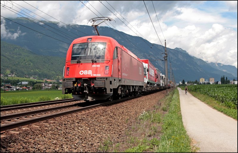 Nach einem Sprint konnte die glnzende Innsbrucker 1216 023 (E190 023) in der Mittagssone des 08.07.2008 bei Schwaz abgelichtet werden.
