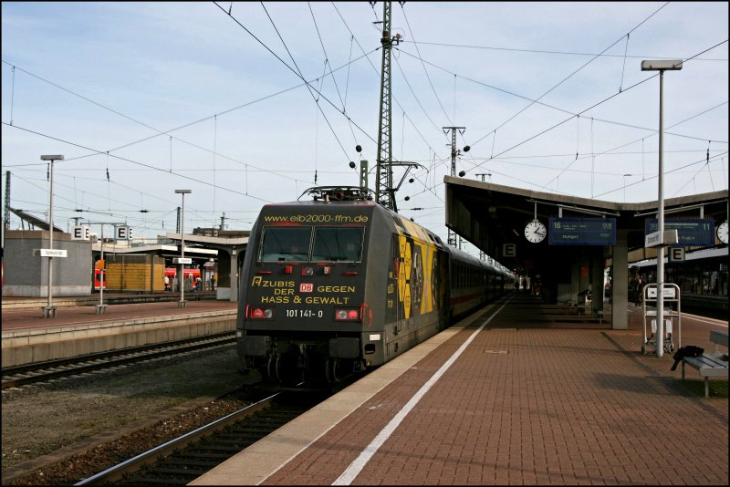 Nach einem Spurt durch den Bahnhof wird die 101 141 vor dem InterCity 2154, von Berlin Gesundbrunnen nach Dsseldorf Hbf, im Dortmunder Hbf aufgenommen. (03.02.2008)