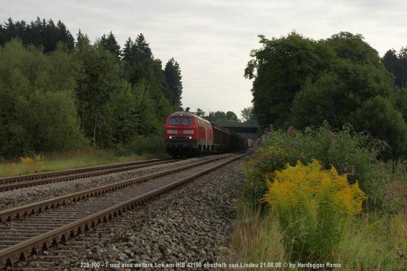 Nach einem Standortwechsel weiter nach oben donnert schon der erste IKS-Umleiter zu Tale.. 225 100 und eine Schwester-Lok rollen mit IKS 43190 auf Lindau-Reutin hinzu.
21.08.08