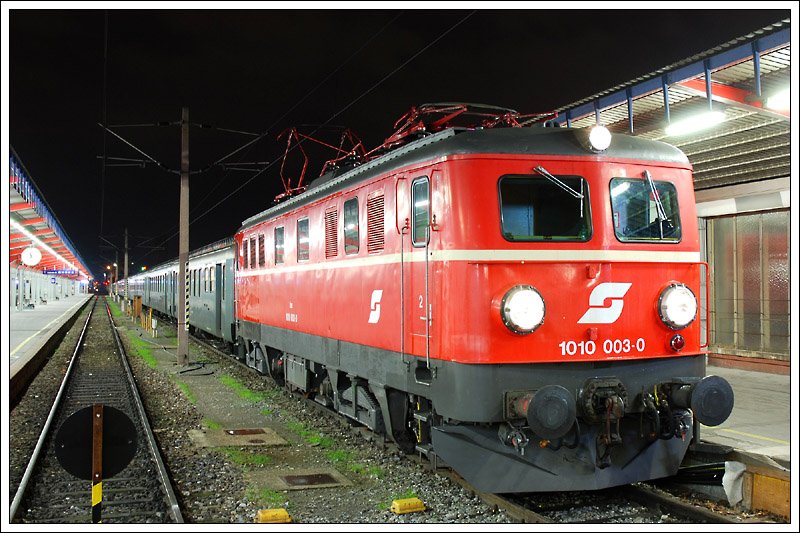 Nach einem Werkstttenaufenthalt in Linz, von dem 1010 003 am 5.12.08 nach Wien zurck kehrte, war sie an den darauffolgenden Tagen bereits im Sonderzugeinsatz. Die Aufnahme vom 7.12.2008 zeigt sie bei der Ankunft in Wien Sd mit dem Sdz D 16776 aus Velden am Wrthersee.