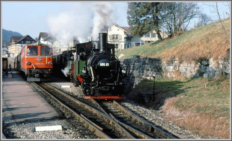 Nach Einfahrt von 2095.04 mit dem Regelzug nach Bezau, muss 699.01 ihren Zug ein wenig zurckdrcken, um fr die berholung das Profil freizumachen. (Archiv 10/78)