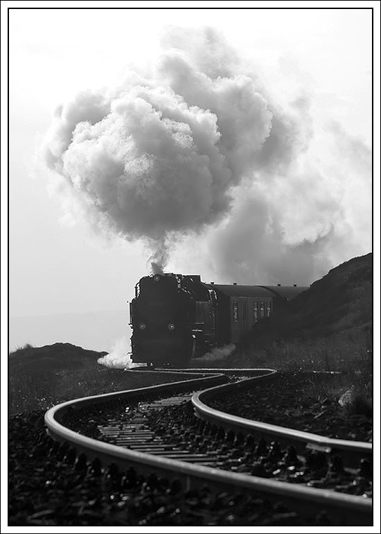 Nach einigen Tipps die ich auf DSO bekommen habe, hier die letzte �berarbeitete Version dieser extremen Gegenlichtaufnahme. Es zeigt den Zug 8937 von Wernigerode kurz vor der Ankunft am Brocken am 10.10.2007.