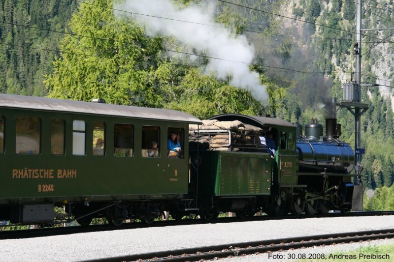 Nach erfolgter Schmierung fhrt die Dampflok G 4/5 108  ENGIADINA  von Preda weiter in Richtung Filisur. Extrazug von St. Moritz nach Chur am 30.08.2008.
