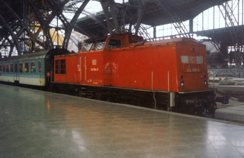 Nach fast drei stndiger Fahrtzeit erreichte 202 594-8 mit RB5274 Meien-Leipzig Hbf (ber Dbeln) ihr Ziel. Bild von Mai 1999. (eingescannt)