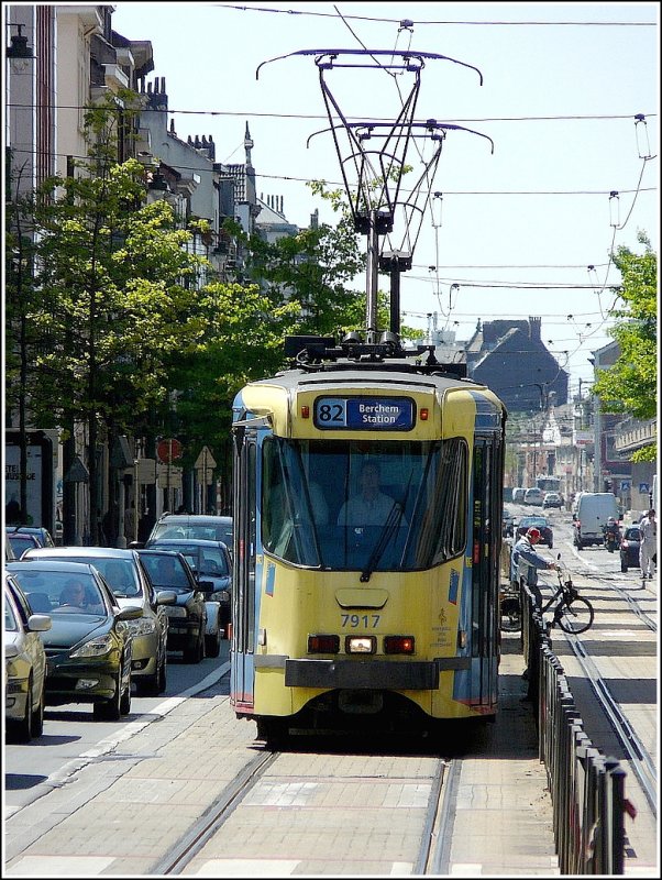 Nach einer gemtlichen Mittagspause verlieen die Teilnehmer des Bahnbildertreffens fr kurze Zeit den Bahnhof, um ein paar Bilder der Straenbahn in Brssel zu machen. Hier kommt die Tram N 7917 an der Haltestelle Bruxelles Midi an, auf ihrer Fahrt nach Berchem Station auf der Linie 82. 30.05.09 (Jeanny)