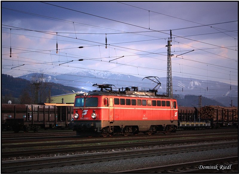 Nach getaner Arbeit kehrt die 1042 032 ins Knittelfelder Heizhaus zurck. 04.04.2009