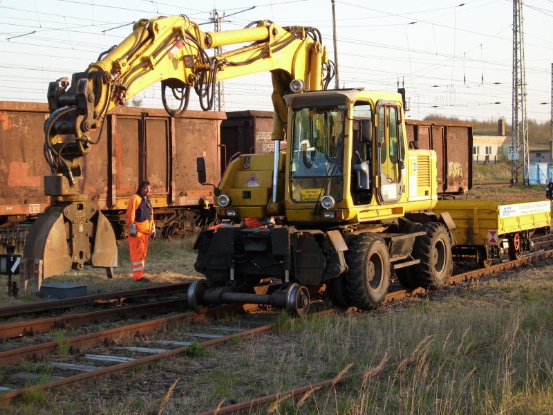 Nach getaner Arbeit kommt am Abend vom 25.April 2009 dieses Zweiwegefahrzeug von der Gleisbaustelle in Bergen/Rgen zurck.