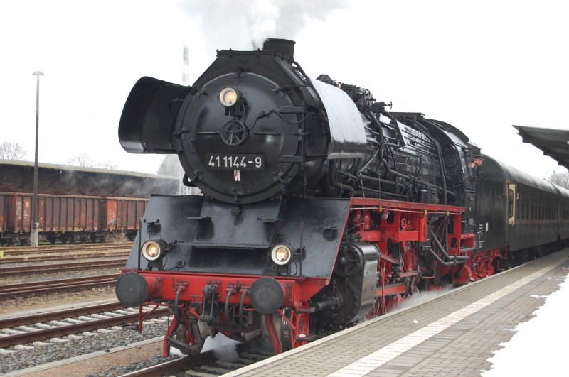 Nach getaner Arbeit steht 41 1144 vor ihrem Zug aus 4 Wagen in Arnstadt. Dann gings in Schleichfahrt ins Bw - Mittagspause 