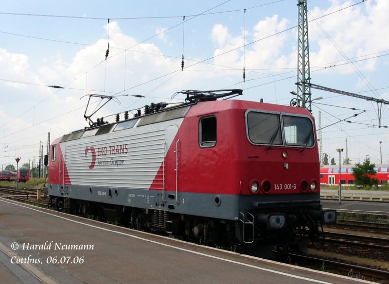 Nach getaner Arbeit wartet 143 001 der Acelor Gruppe auf seine R�ckfahrt nach Ziltendorf im Bf Cottbus. 06.07.06