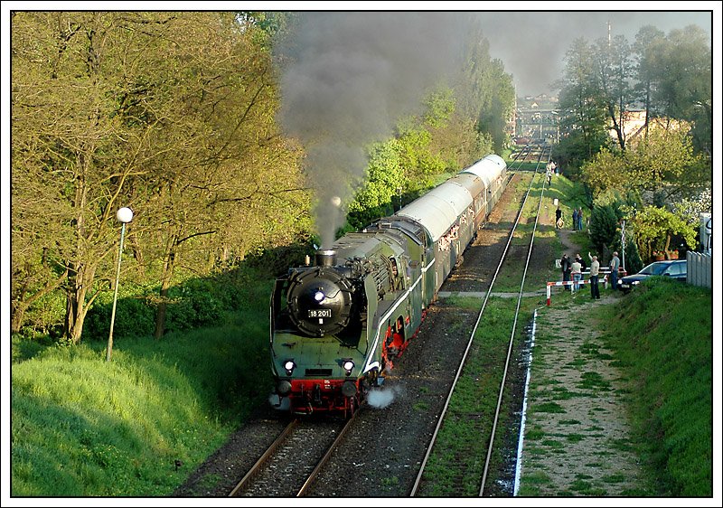 Nach der groen Parade in Wolsztyn am 3.5.2008 – Rckfahrt der Sonderzge aus Deutschland, in diesem Fall der Sonderzug nach Dresden, welcher mit 18 201 bespannt war. 18 201 der Deutsche Reichsbahn (DDR) entstand 1960-61 im Reichsbahnausbesserungswerk Meiningen aus der Henschel-Wegmann-Zug-Lokomotive 61 002, dem Tender der 44 468 und Teilen der H 45 024 und BR 41. Sie ist die schnellste betriebsfhige Dampflokomotive der Welt. 1967 wurde die 18 201 auf lfeuerung umgebaut. Im Jahr 1972 wurde bei einer Testfahrt eine Geschwindigkeit von 182,4 km/h gemessen. Zwischen April 2002 und Juli 2005 war die Lok in einer  roten Sonderlackierung unterwegs. Ich wei nicht mehr genau wann, aber in dieser Zeit war 18 201 auch einmal in sterreich. Ich habe keine zuverlssige Quelle gefunden, Fakt ist aber, dass sie damals bei ihrem Besuch in sterreich in der Neunkirchner Alle zwischen Wiener Neustadt und Neunkirchen mit einem Sonderzug einen BB Intercity berholt hat.