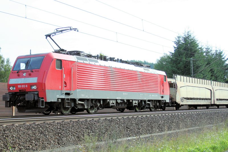 Nach den historischen Fahrzeugen E44 und E04 wurde es dann wieder  alltglich : 189 012-8 mit einem Gterzug fhrt talwrts in Richtung Bebra / Fulda.