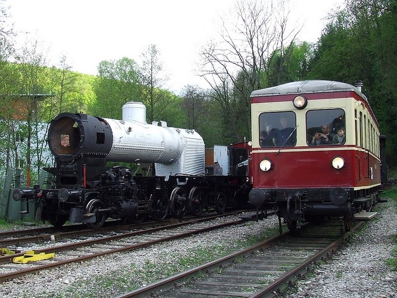 Nach der  Hochzeit  wird die 93 1378 wieder in den Schuppen gestellt, vorher f�hrt aber noch der VT3 mit einem Sonderzug vorbei. 18. April 2009