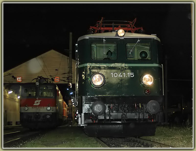 Nach ihrem  Erlebniszug Wachau  Einsatz kehrte 1041.15 am 7.10.2006 in die Traktion Wien S�d zur�ck. Leider hatte ich an diesem Abend kein Stativ mit.