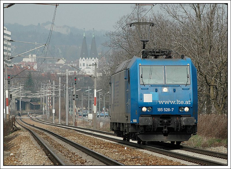 Nach ihrem Nachschiebeeinsatz bis Rekawinkel am 17.3.2007 kehrt LTE 185 528 als Lokzug 98926 nach Wien-Matzleinsdorf zurck, wo sie bis zu ihrem nchsten Einsatz hinterstellt wurde. Kurz schien bei dieser Aufnahme die Sonne, der Rest des Tages war leider bewlkt und drb. Die Aufnahme entstand an der Verbindungsbahn in St.Veit an der Wien. 