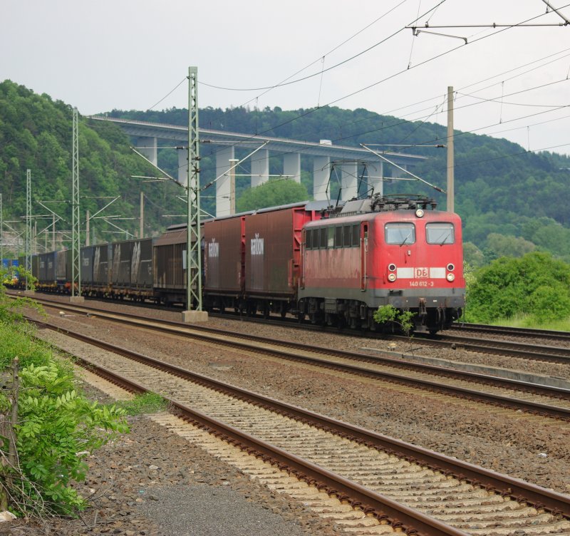 Nach ihrer Pause im Bahnbetriebswerk Eisenach bernimmt 140 612-3 ihren Gterzug vom Opelwerk Eisenach Richtung Spanien. Aufgenommen am ehem. Bahnhof Wartha (Eisenach). Im Hintergrund die Werratal-Brcke der BAB4. 21.05.2009.